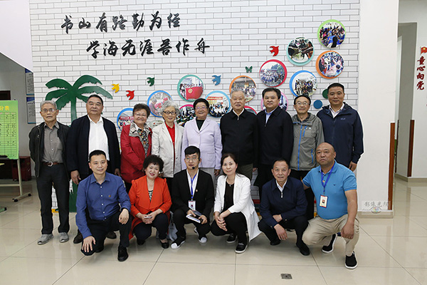 顾秀莲等合影_95W1851曾长青摄.JPG