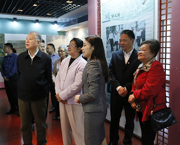 顾秀莲等_95W1865曾长青摄.JPG