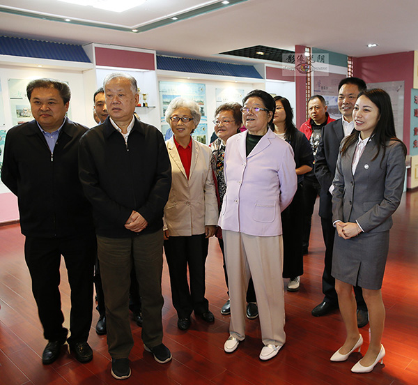 顾秀莲等_95W1871曾长青摄.JPG