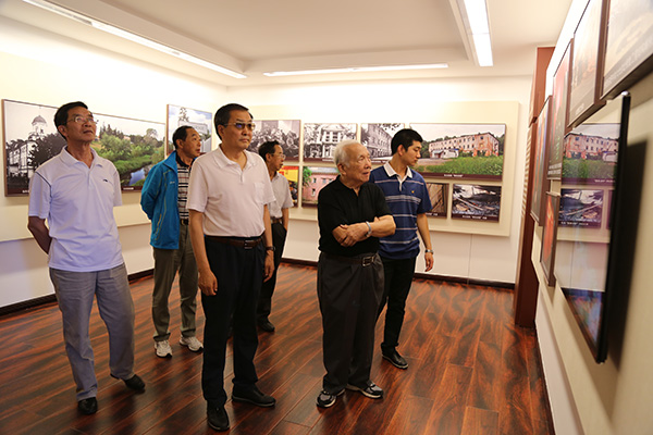 11.中国关工委常务副主任闵振环及自治区关工委常务副主任王维山一行实地调研满洲里市中共六大历史陈列馆.JPG