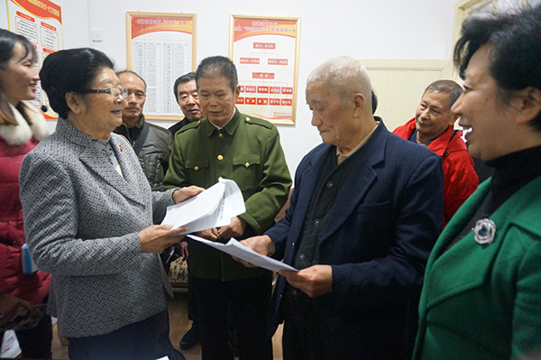 5、12.14.下午,顾秀莲在新赣南路社区了解关心下一代工作总结情况 - 复件.JPG