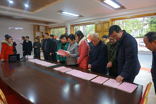 6、12.14.下午,顾秀莲在新赣南路社区了解关心下一代工作总结情况 - 复件.JPG